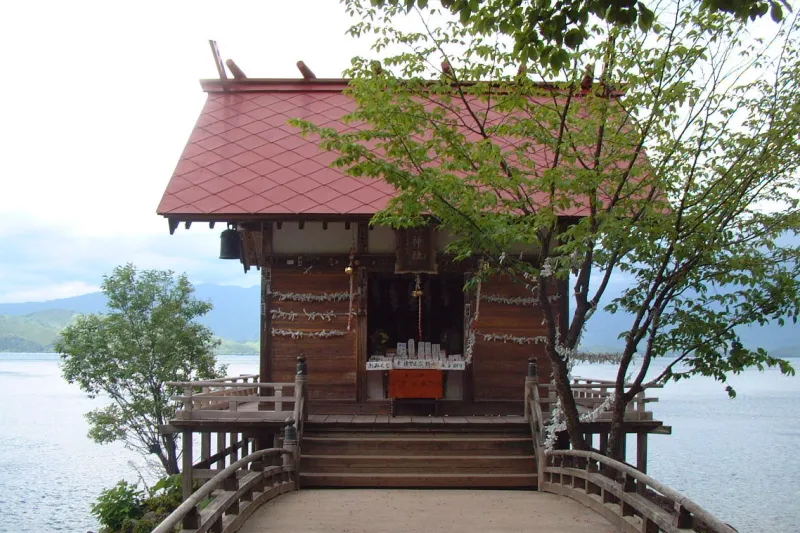 縁結びのパワースポットとして注目されている浮木神社
