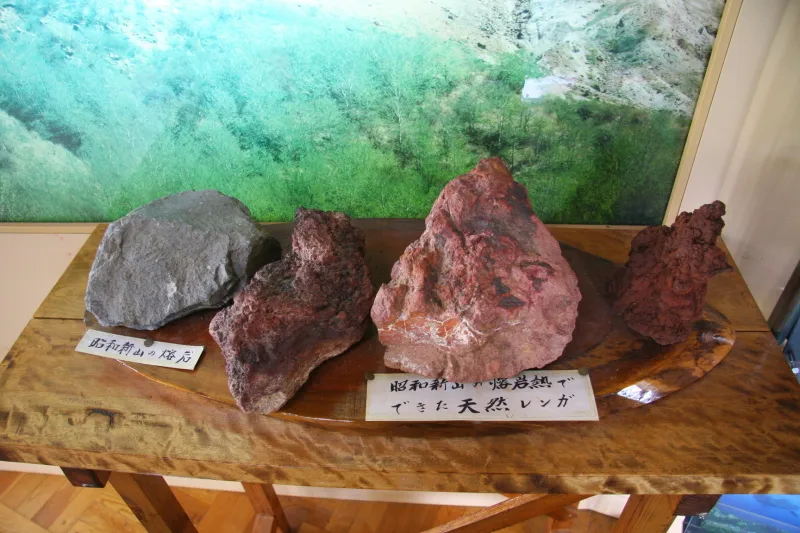 昭和新山の溶岩や形成された天然レンガなどを展示