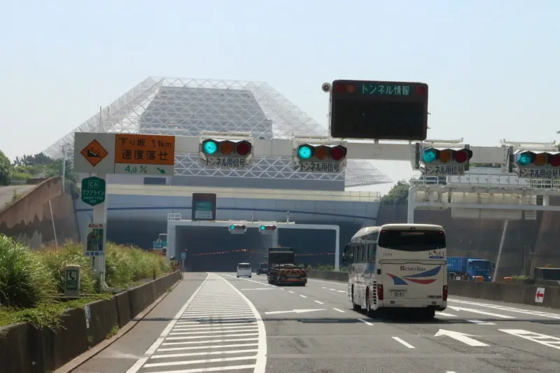 東京湾アクアラインの川崎側にあるトンネル入口