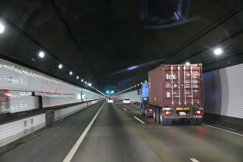 ２車線の高速道路となっているアクアトンネル