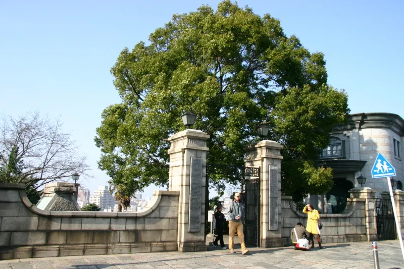 扉を入ったところにある横浜外国人墓地