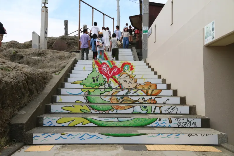 遊歩道の階段に描かれているつるの剛士さんのイラストアート