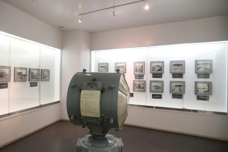 灯台レンズや写真が展示される郷土資料室
