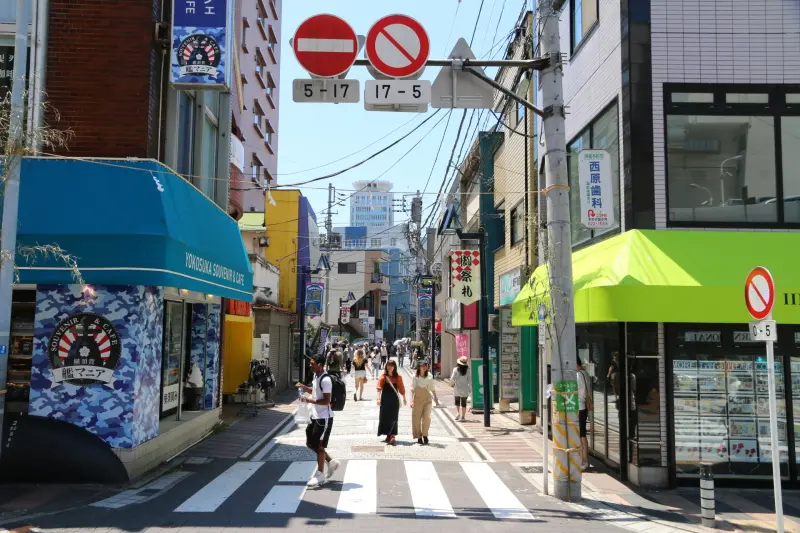 横須賀の観光スポットになっているどぶ板通り