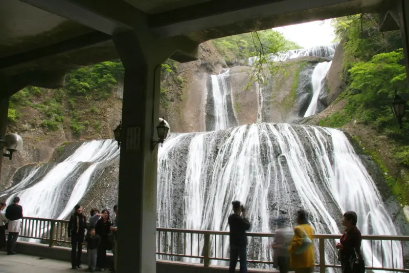 滝の前にある第１観瀑台から眺める袋田の滝