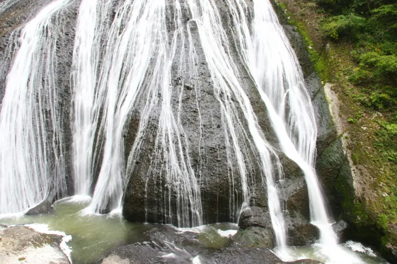 滝幅は広く、大きな岩肌を白糸のように流れる光景