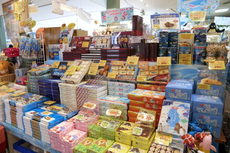 定番のクッキーなどが並ぶ神奈川や八景島のお土産コーナー