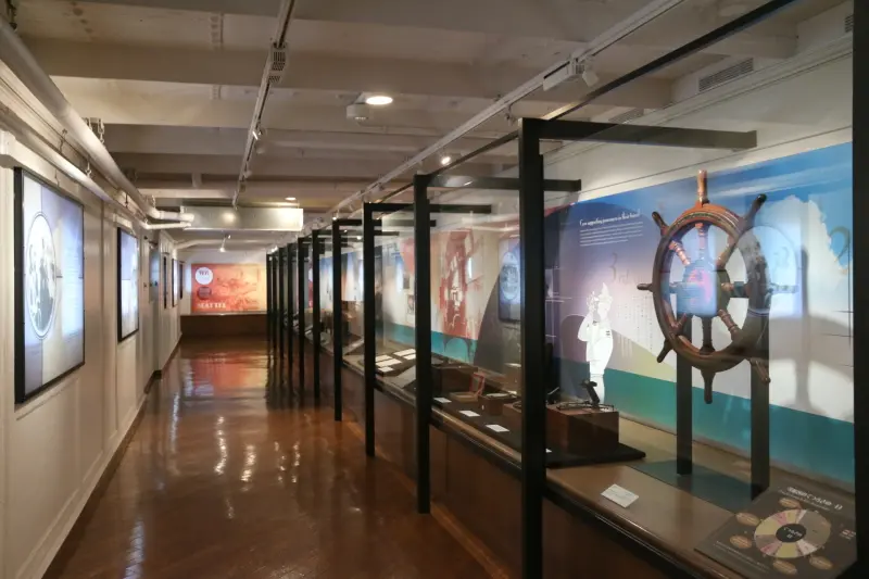 氷川丸の歴史や功績を紹介する展示コーナー
