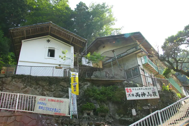 駐車場から少し登った所にある収容人数５０名の両神山荘
