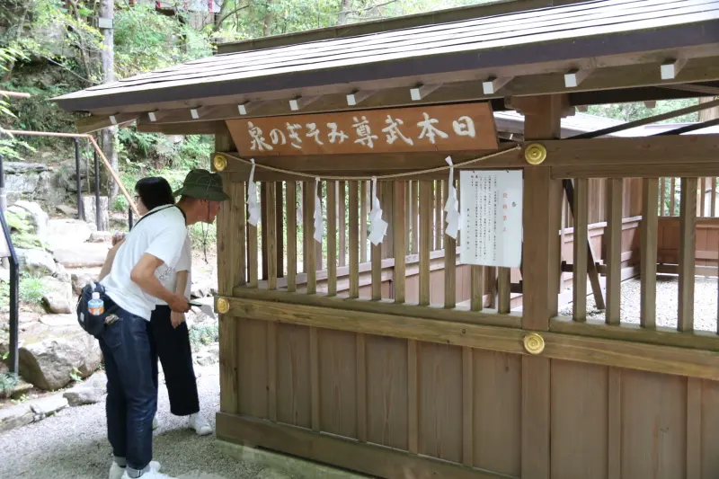 本殿の裏にある日本武尊伝説の湧き水「みそぎの泉」