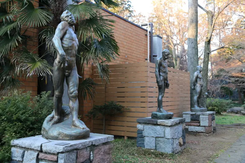 野外にブロンズ像が展示される井の頭自然文化園（彫刻園）