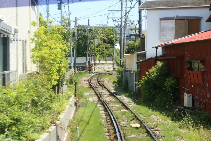 線路は単線で住宅街や路面も走行する電車からの景色