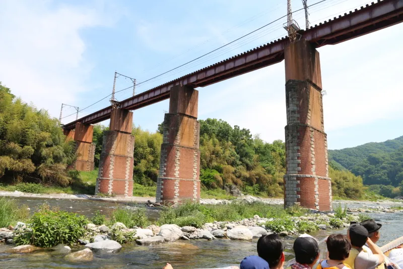 蒸気機関車や電車の通るレンガ造りの橋脚が美しい荒川橋梁