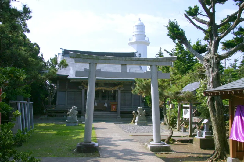 社殿の後ろに野島崎灯台の立つ厳島神社
