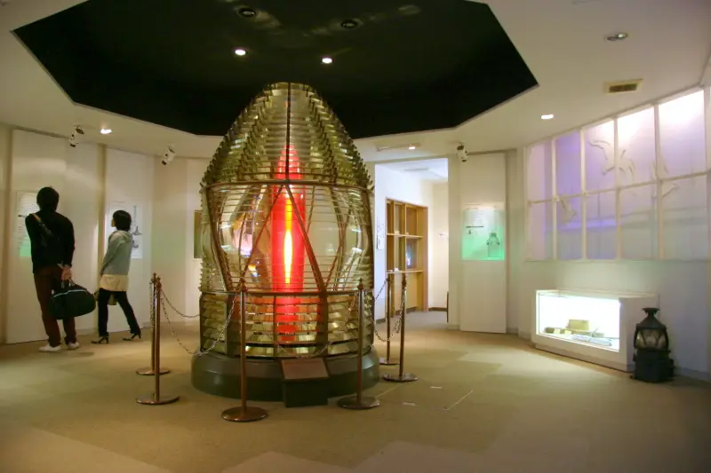 きらりん館は灯台について解説し重さ２トンのレンズを展示