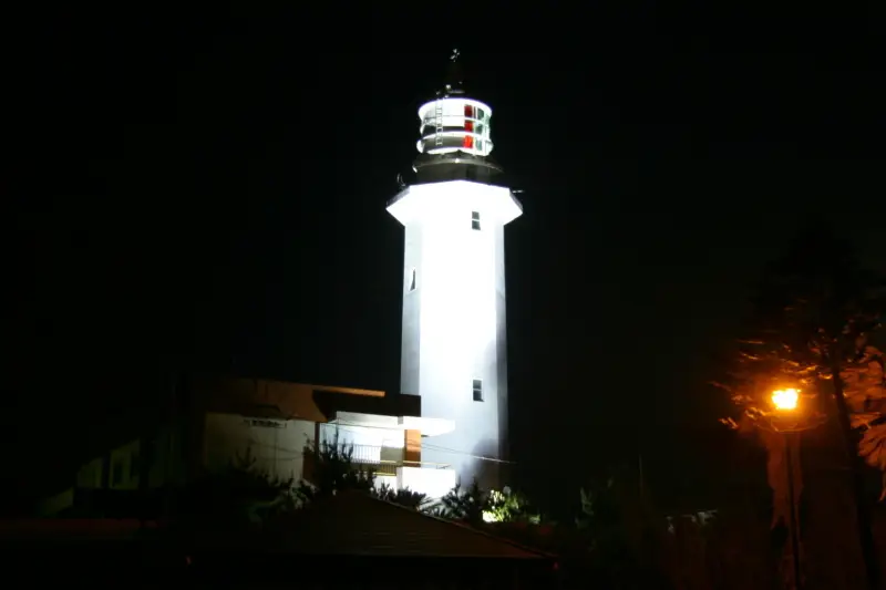 夜空に白く浮かび上がる野島崎灯台のライトアップ