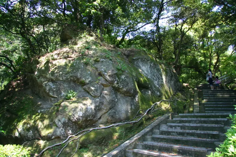 参道に横たわるカタツムリ石と呼ばれている巨石