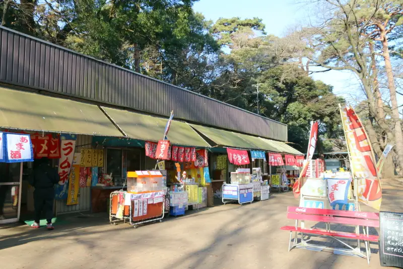 ソフトクリームや飲み物を販売する園内の売店