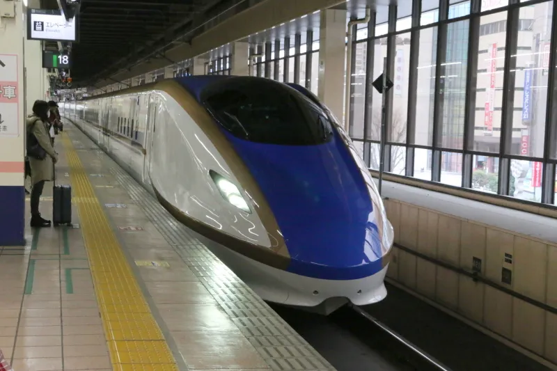 東京駅と金沢駅の間を運行する北陸新幹線「かがやき」