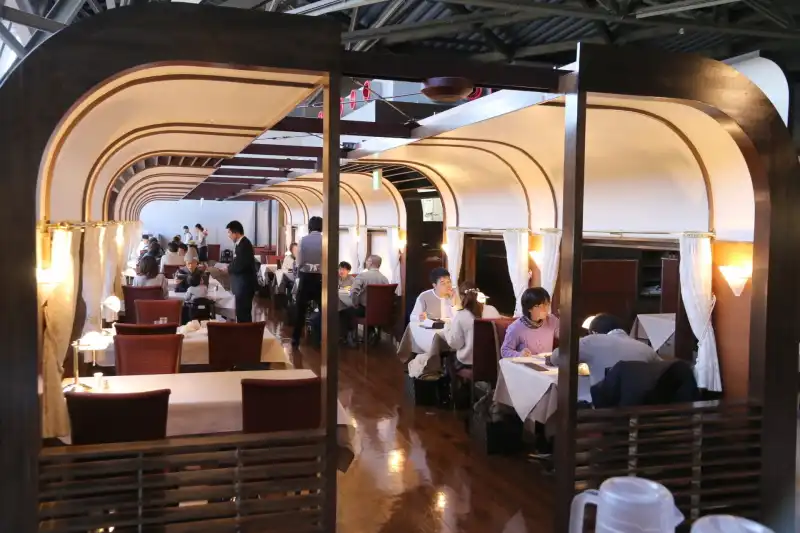 食堂車をイメージしたトレインレストラン日本食堂