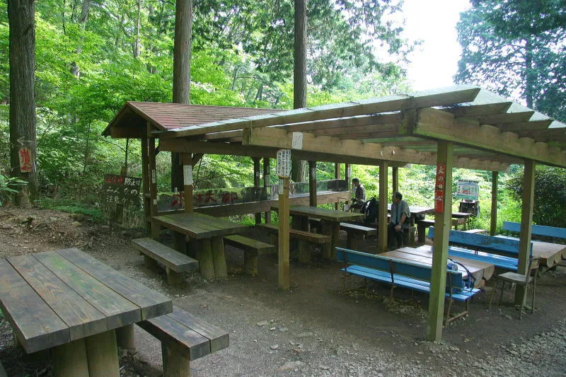 清滝小屋の前にはベンチもあり、休憩にも最適な場所