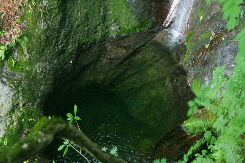 滝壺の拡大写真。透明度が高く、深さは３ｍ以上