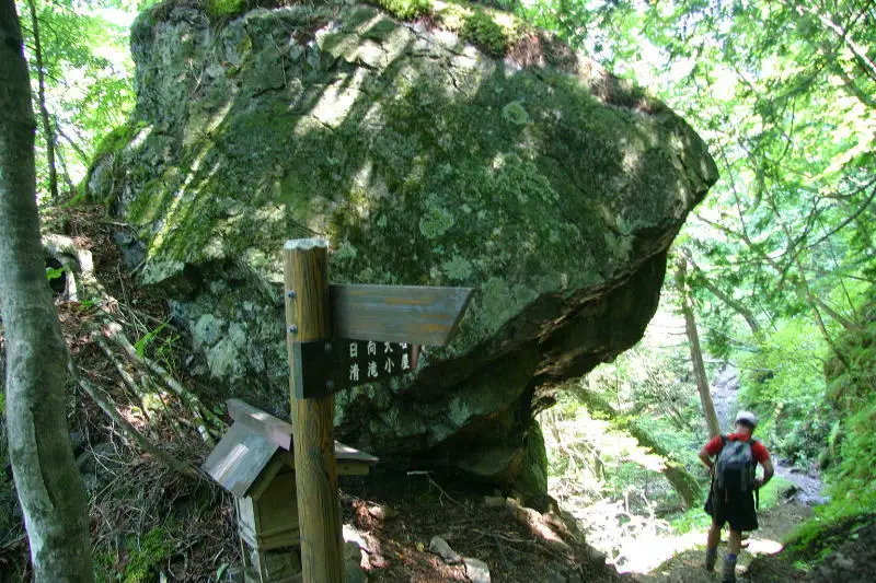 横岩と呼ばれる小さな祠のある巨大岩石を通過