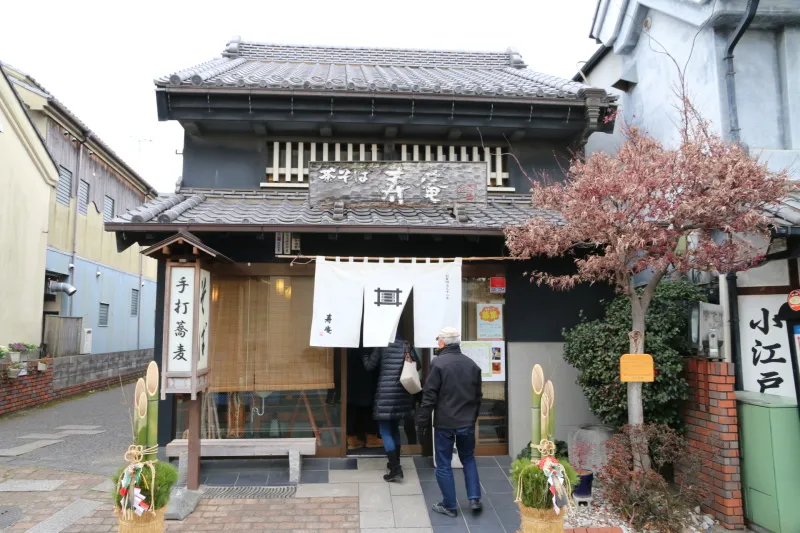 蔵造りの建物が特徴のそば処「寿庵」