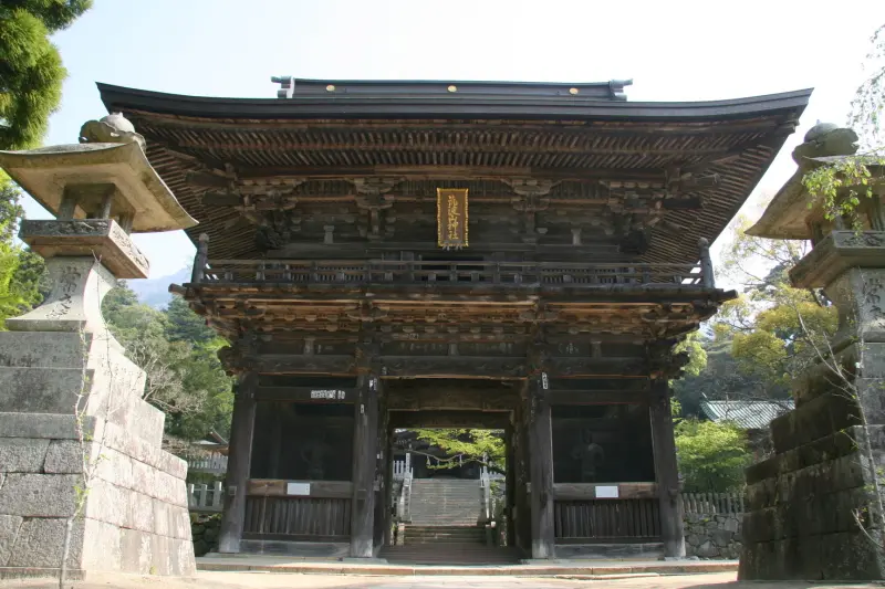 １８１１年に再建され、古くは徳川家光が寄進した随神門