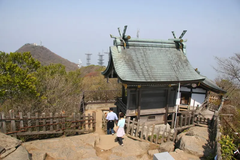 岩の上に建てられている筑波山神社の女体山本殿