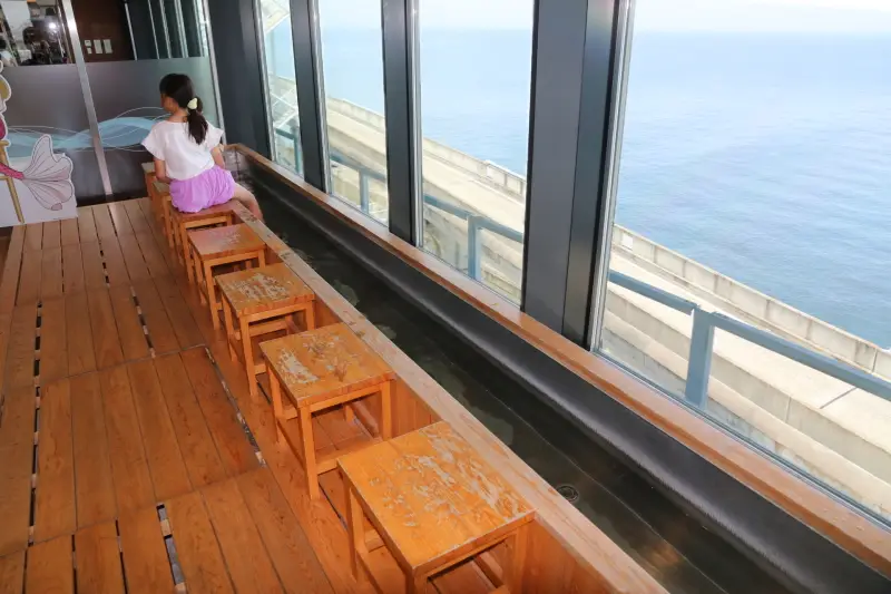 東京湾の景色を眺めながら入れる無料の足湯