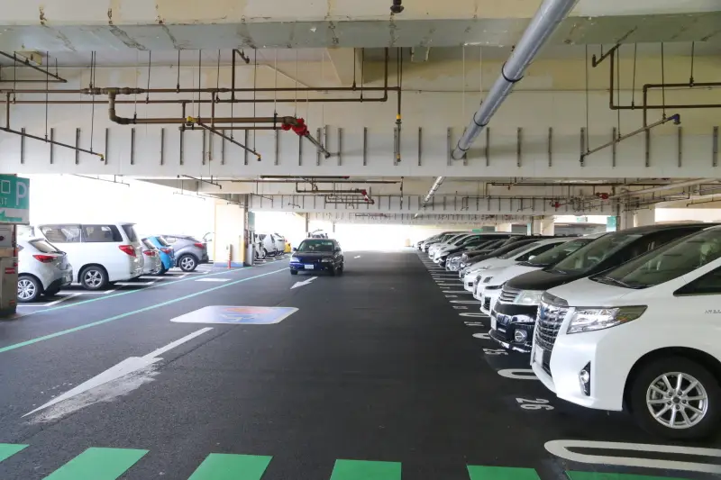 ４００台の駐車スペースがある２階・３階の駐車場