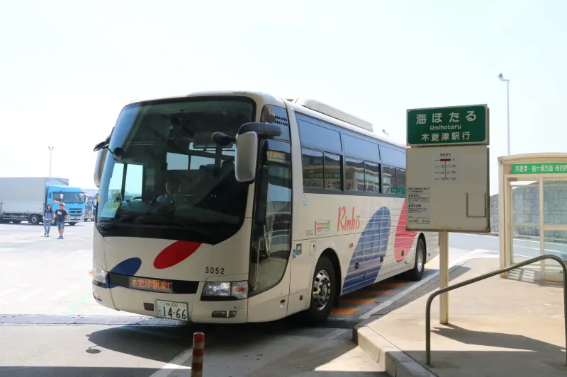 川崎と木更津行きのバスが停車する１階のバス停