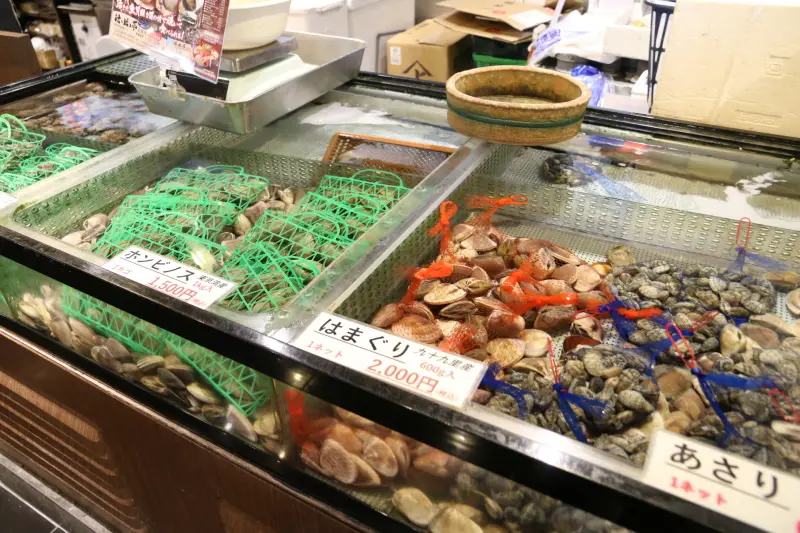 ハマグリ・アサリ・サザエなど千葉県産の新鮮な貝も販売