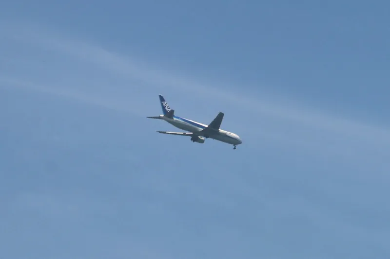 羽田空港に離着陸する飛行機が頭上を通過する様子