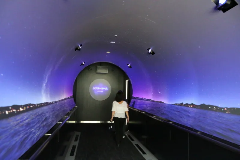 トンネルに映像が投影され、近未来的な空間