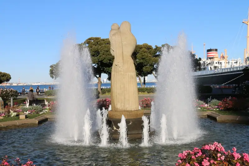 アメリカから贈られた女神像の立つ噴水広場