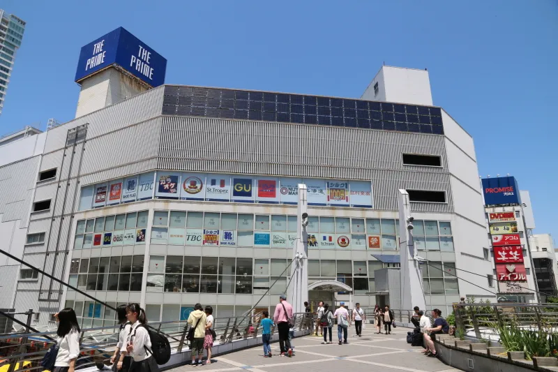 駅の北側にある１５の専門店が入る横須賀プライム
