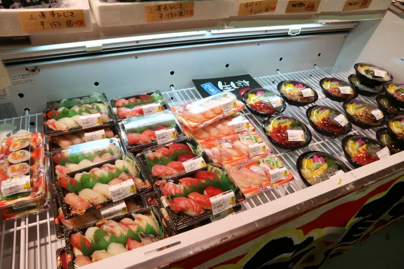 にぎり・太巻き・海鮮丼が並ぶ水産コーナー