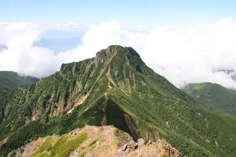 山頂から西方向に見える標高２８０５ｍの阿弥陀岳