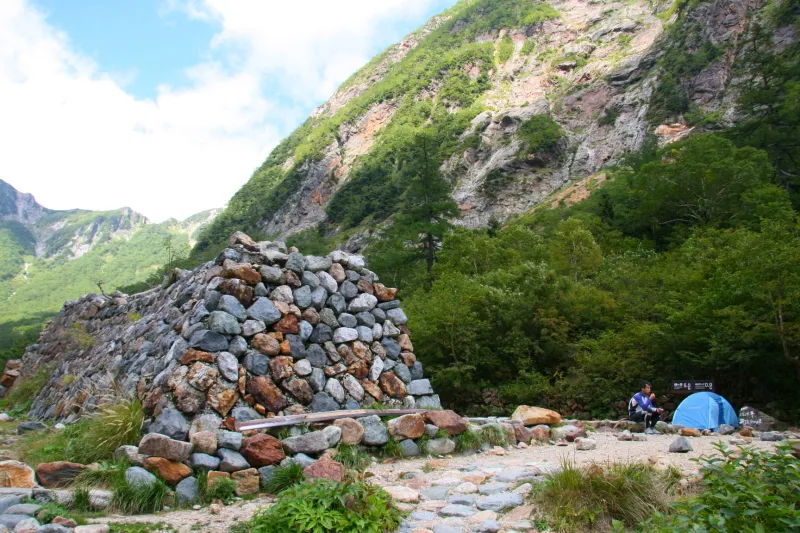 かつて、槍沢小屋が建っていた時の基礎や石が残る光景