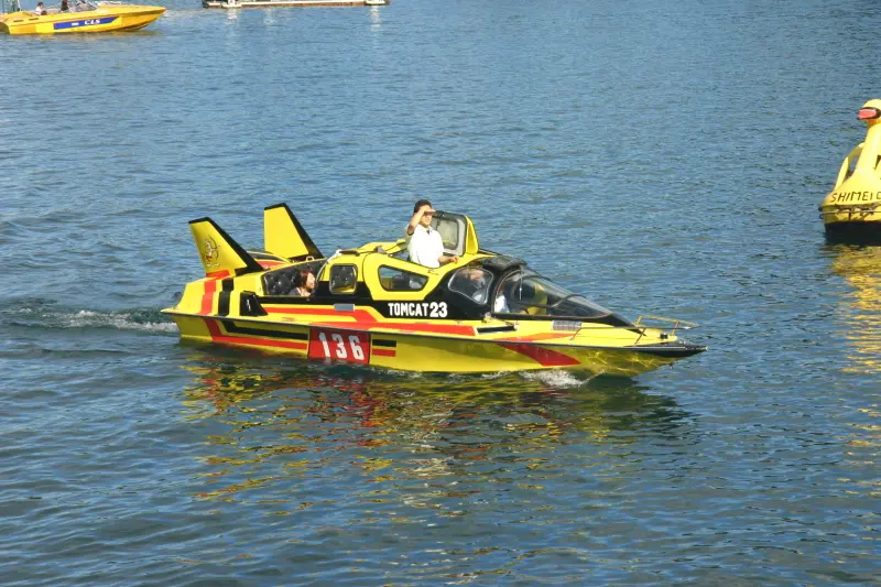大迫力のスピードで湖の名所を回るモーターボート