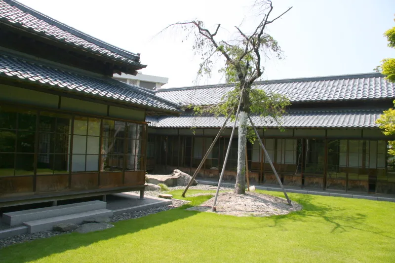 綺麗な庭の広がる築１００年の格調高い日本家屋