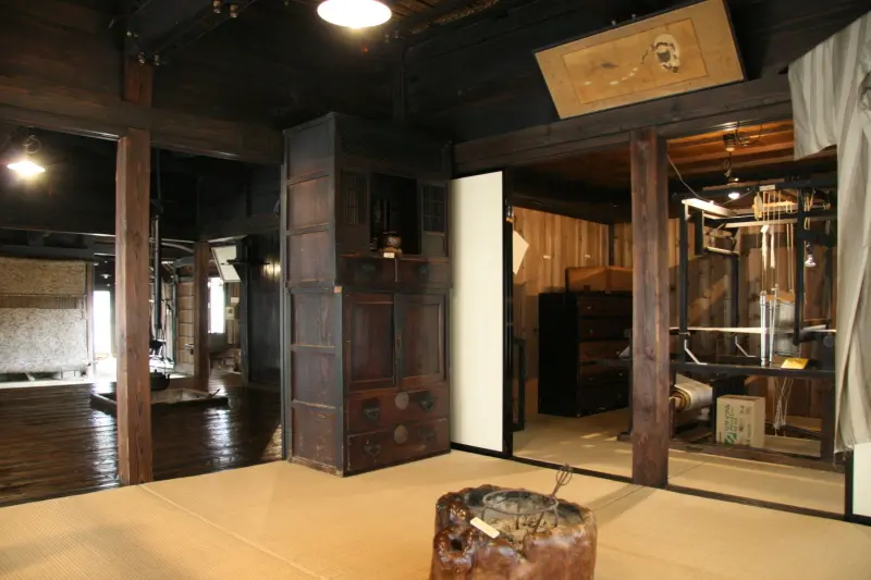 旧武藤家住宅の室内は家具や機織りなどで当時を再現