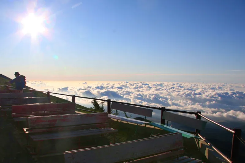 天空の富士六合目と呼べるような山小屋の前に広がる雲海