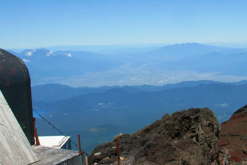 遠くには名峰を眺めることもでき、左端は甲斐駒ヶ岳、右端は八ヶ岳
