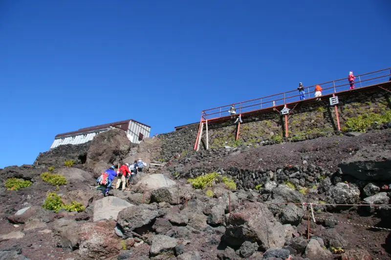 さらに急坂を登り続け見えてきた標高３２５０ｍの八合目「池田館」