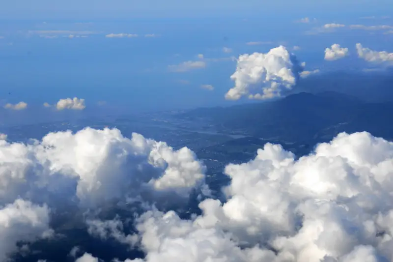 雲の間から見ることのできた富士川や相模湾