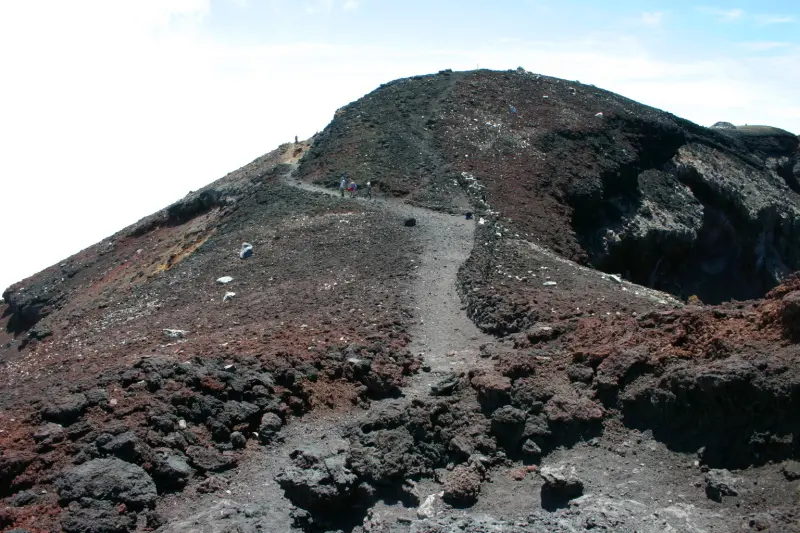 見える大地すべてが火山岩で形成された日本一高い場所にある散策コース