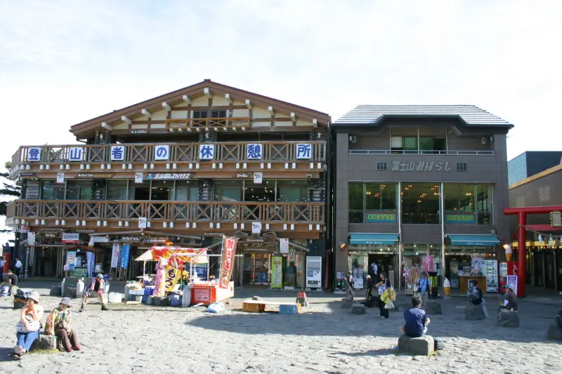 観光化されて様々な建物が立ち並ぶ吉田ルートの五合目